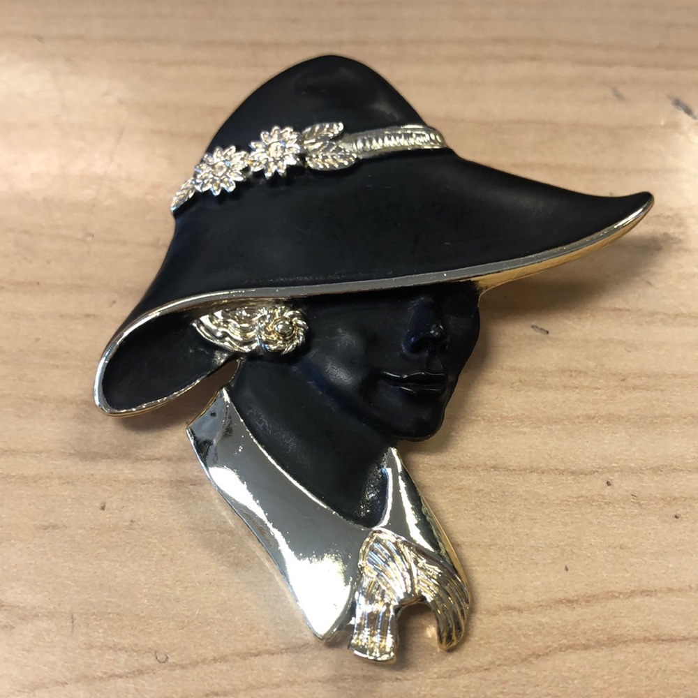Torino black and gold brooch